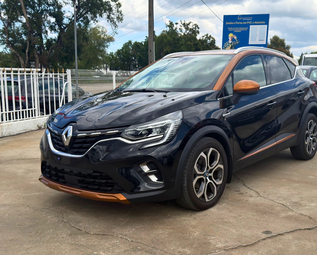 Renault Captur E-Tech Plug-in Hybrid 160 - Image 2