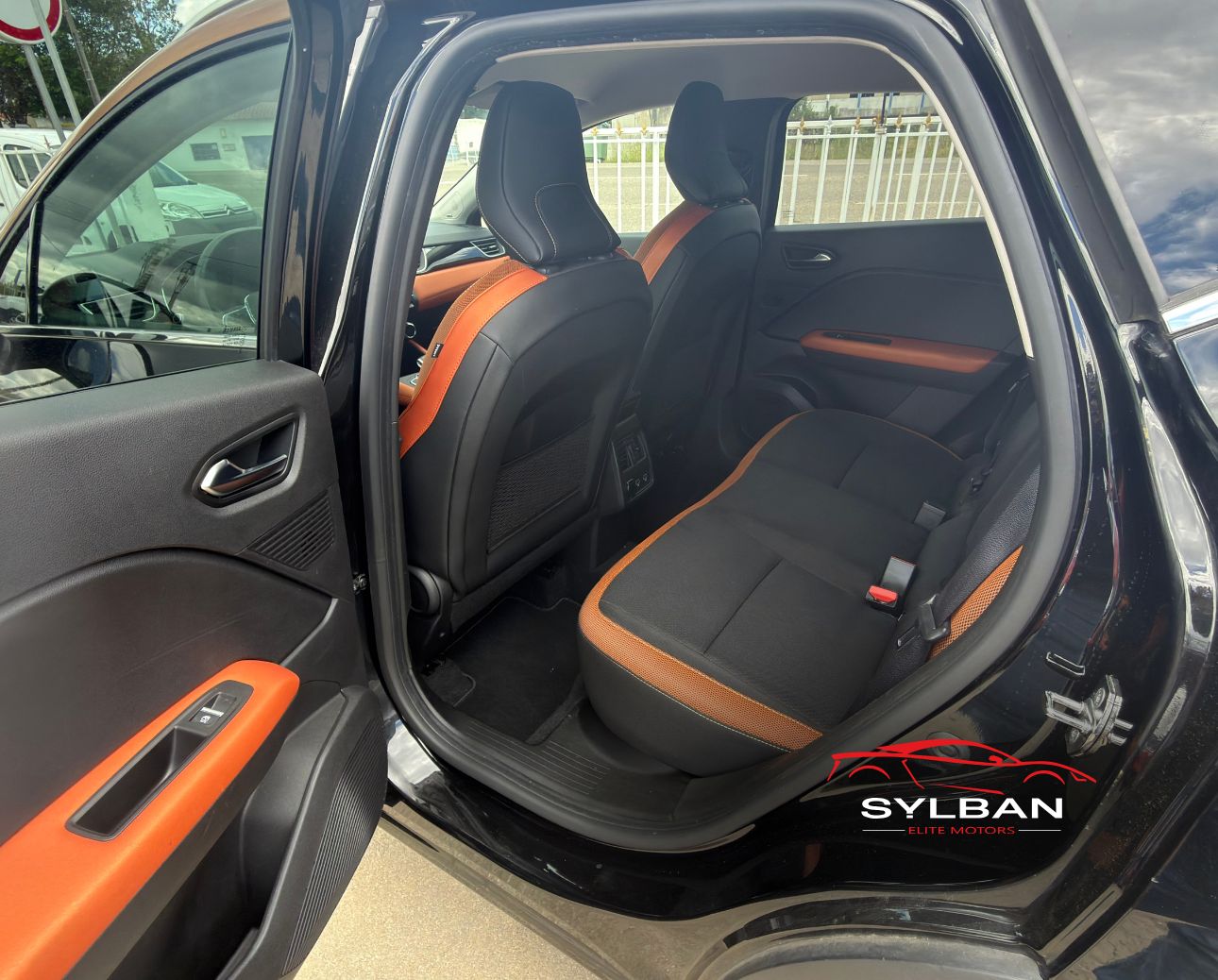 Renault Captur E-Tech Plug-in Hybrid 160 - Image 8